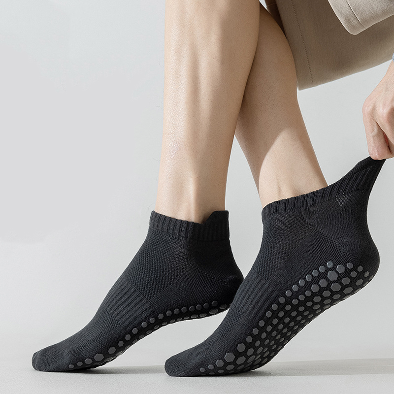 Trampoline Park Sock - 1 ペア/4 ペア黒、白、グレートランポリンヨガソックス男性と女性のためのアンチスリップフロアソックス通気性グリップソックス